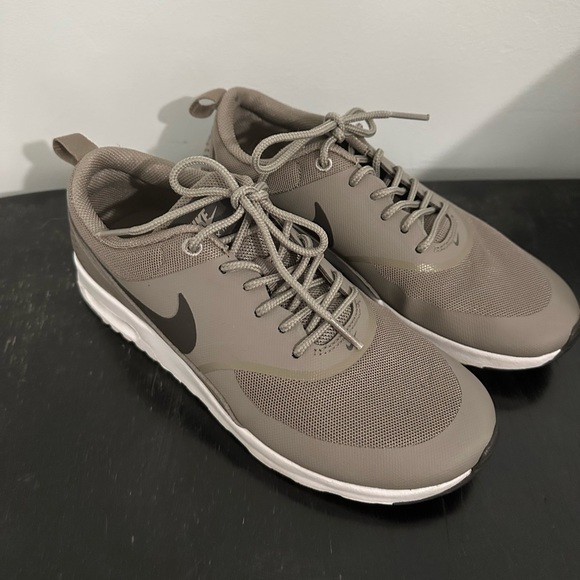 Nike Women’s 6.5 sneaker - Picture 1 of 4
